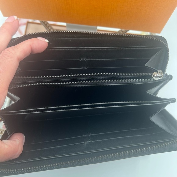 Louis Vuitton Black Vernis LV Embossed Zippy Wallet with COA - Picture 4 of 16